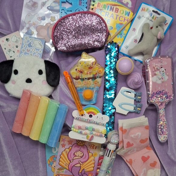 Girls Mystery Gift Box | Ages 4–7 |  Coloring, Hair Accessories, Glosses, Purses - Picture 4 of 4